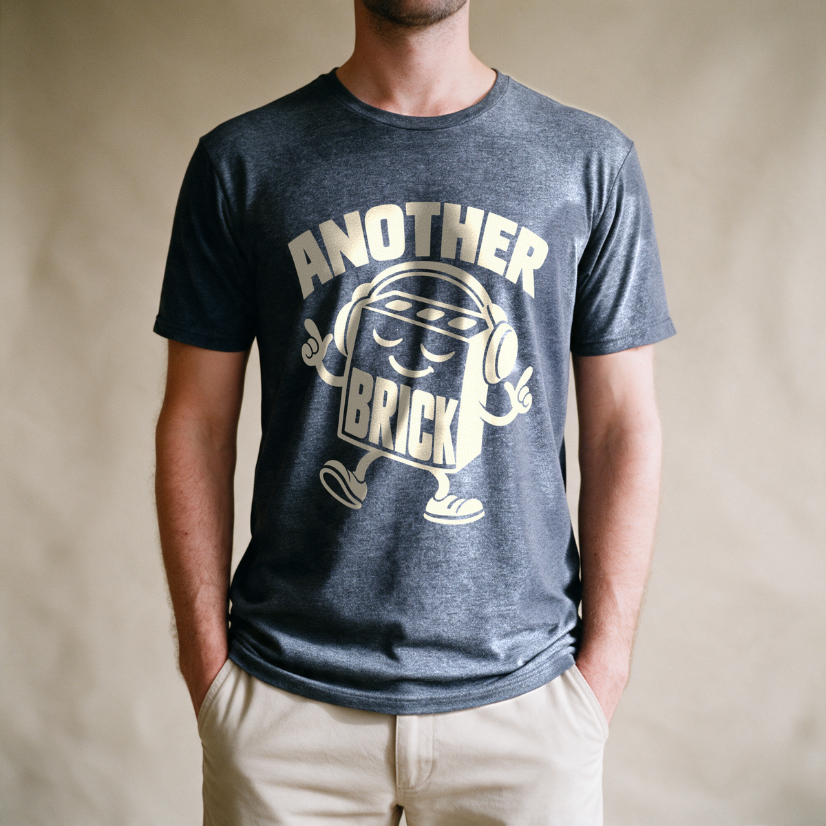 Another Brick Tee - Dark Heather Grey draagfoto