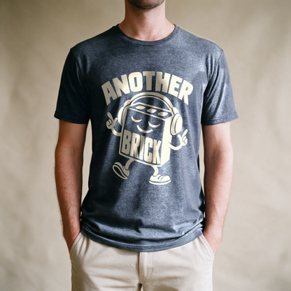 Another Brick Tee - Dark Heather Grey draagfoto