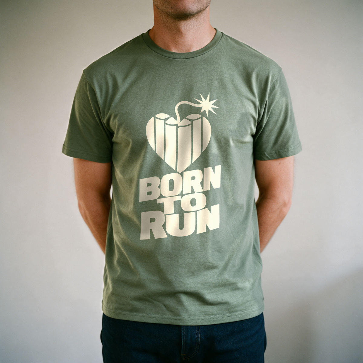 Born to Run Tee - Military Green draagfoto