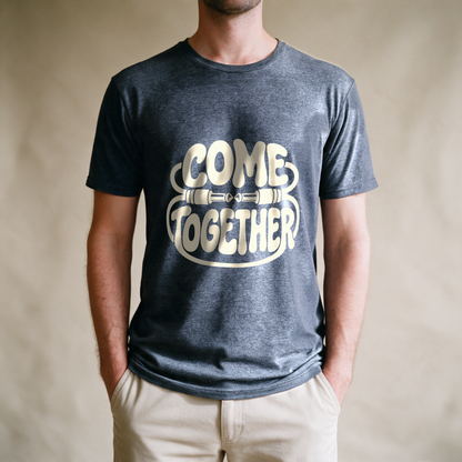 Come Together Tee - Dark Heather Grey draagfoto