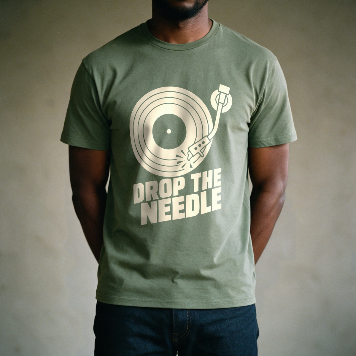 Drop the Needle Tee - Military Green draagfoto