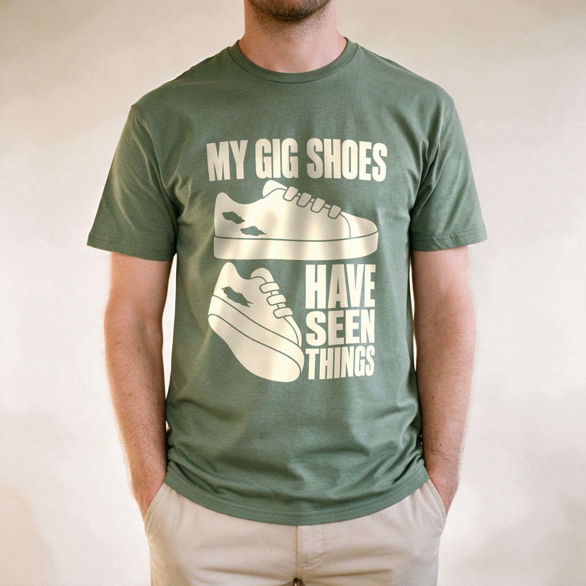 My Gig Shoes Have Seen Things Tee - Military Green draagfoto