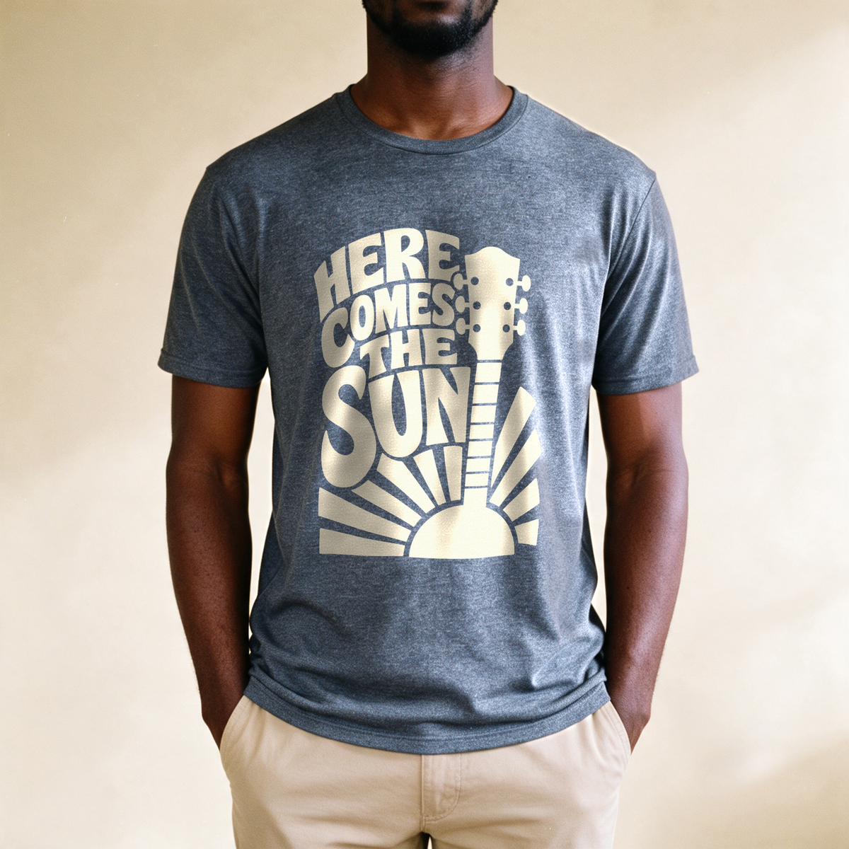 Here Comes the Sun Tee - Dark Heather Grey draagfoto