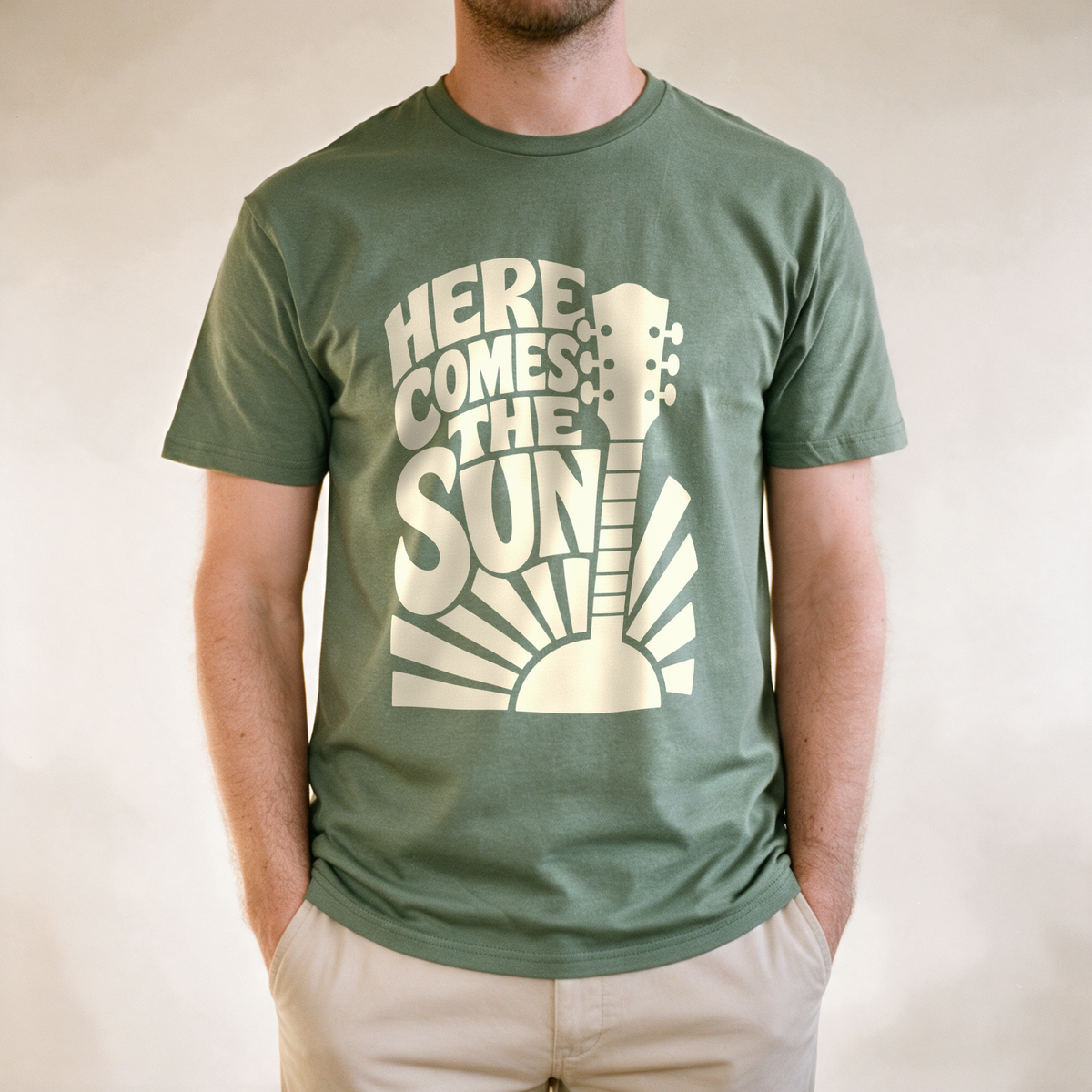 Here Comes the Sun Tee - Military Green draagfoto