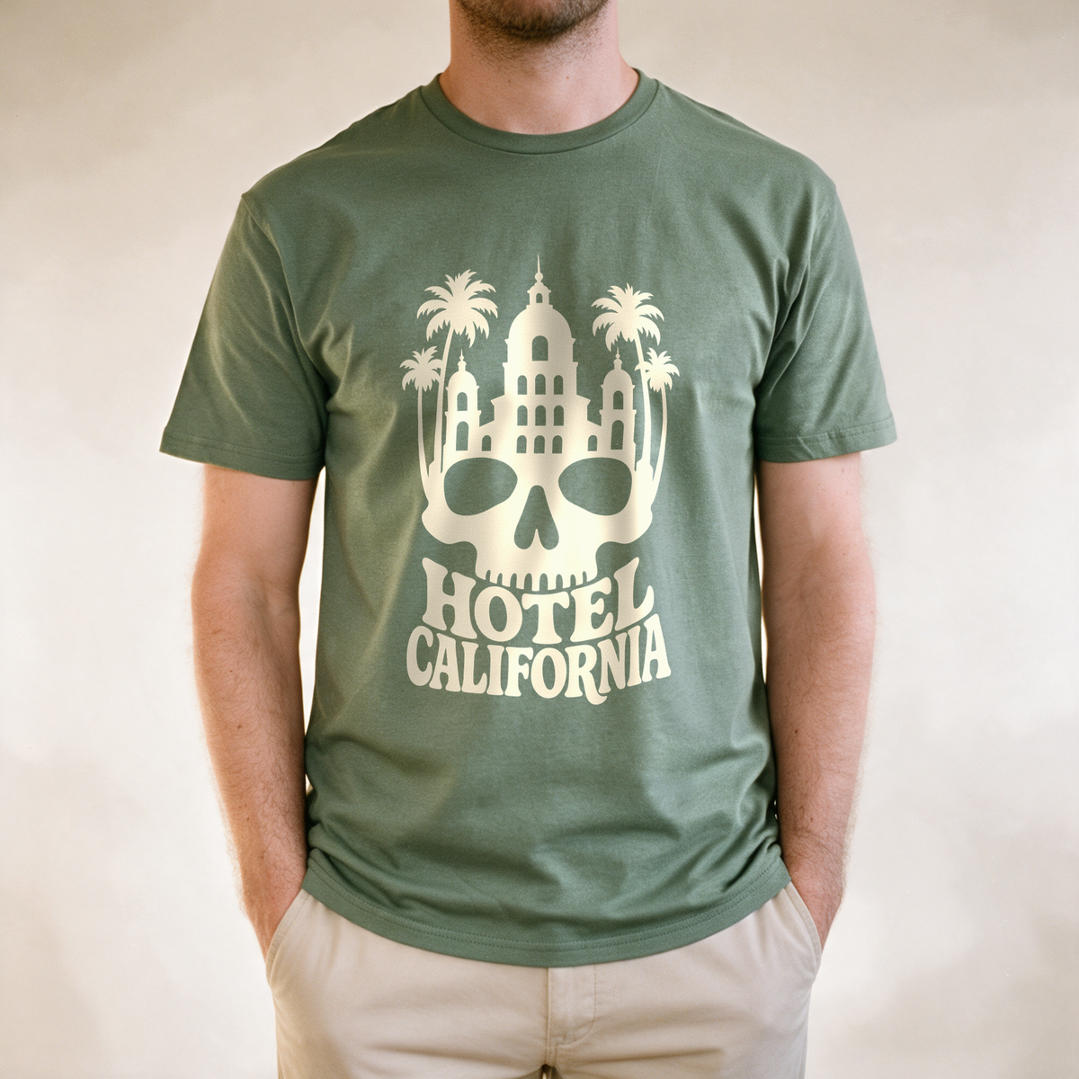 Hotel California Tee - Military Green draagfoto