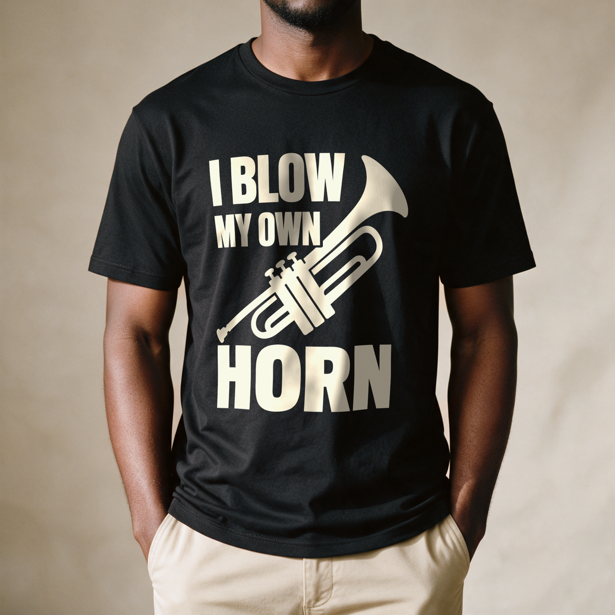 I Blow My Own Horn Tee - Black draagfoto