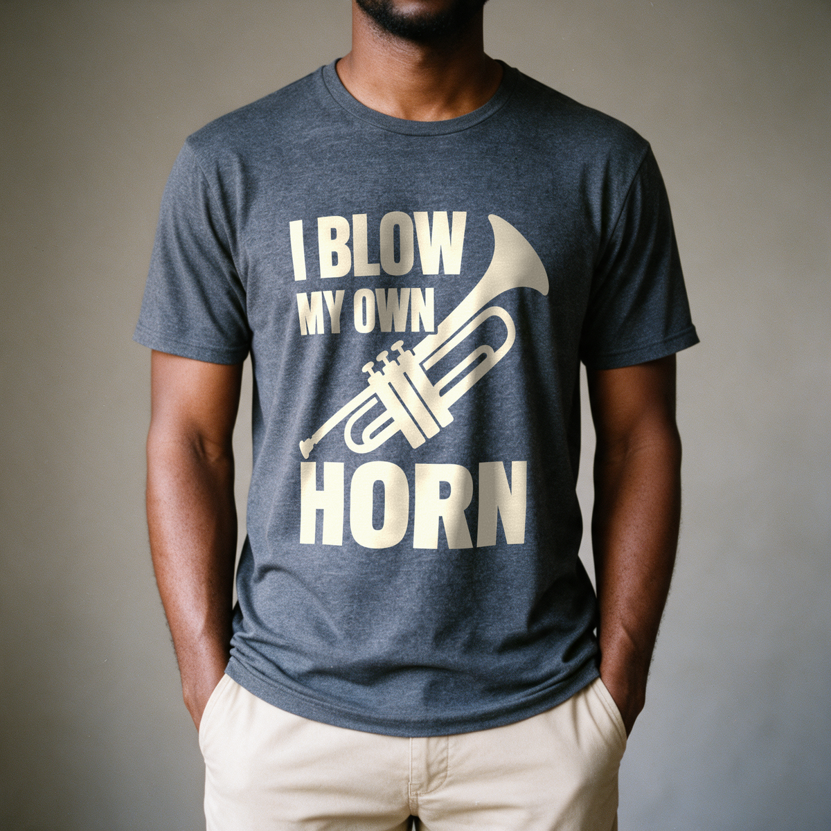 I Blow My Own Horn Tee - Dark Heather Grey draagfoto