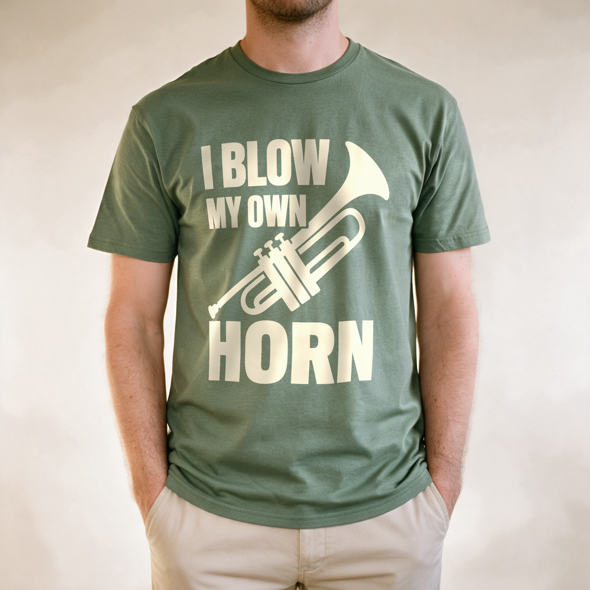 I Blow My Own Horn Tee - Military Green draagfoto