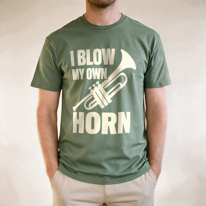 I Blow My Own Horn Tee - Military Green draagfoto