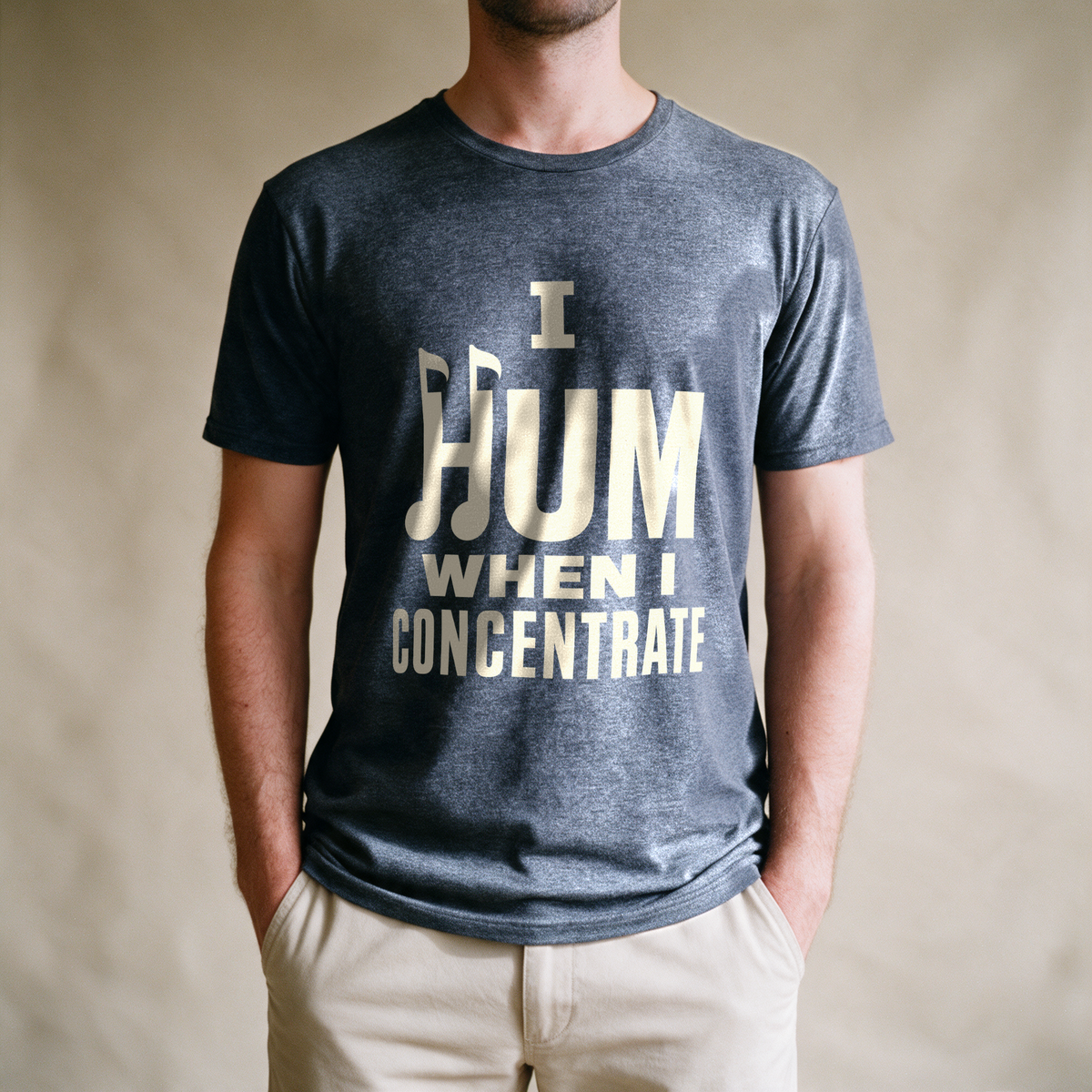 I Hum When I Concentrate Tee - Dark Heather Grey draagfoto