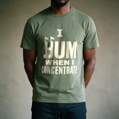 I Hum When I Concentrate Tee - Military Green draagfoto