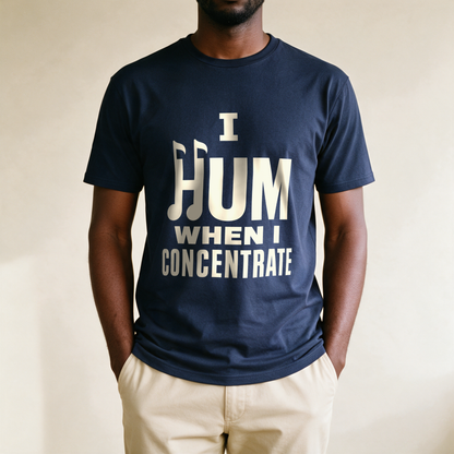I Hum When I Concentrate Tee - Navy draagfoto