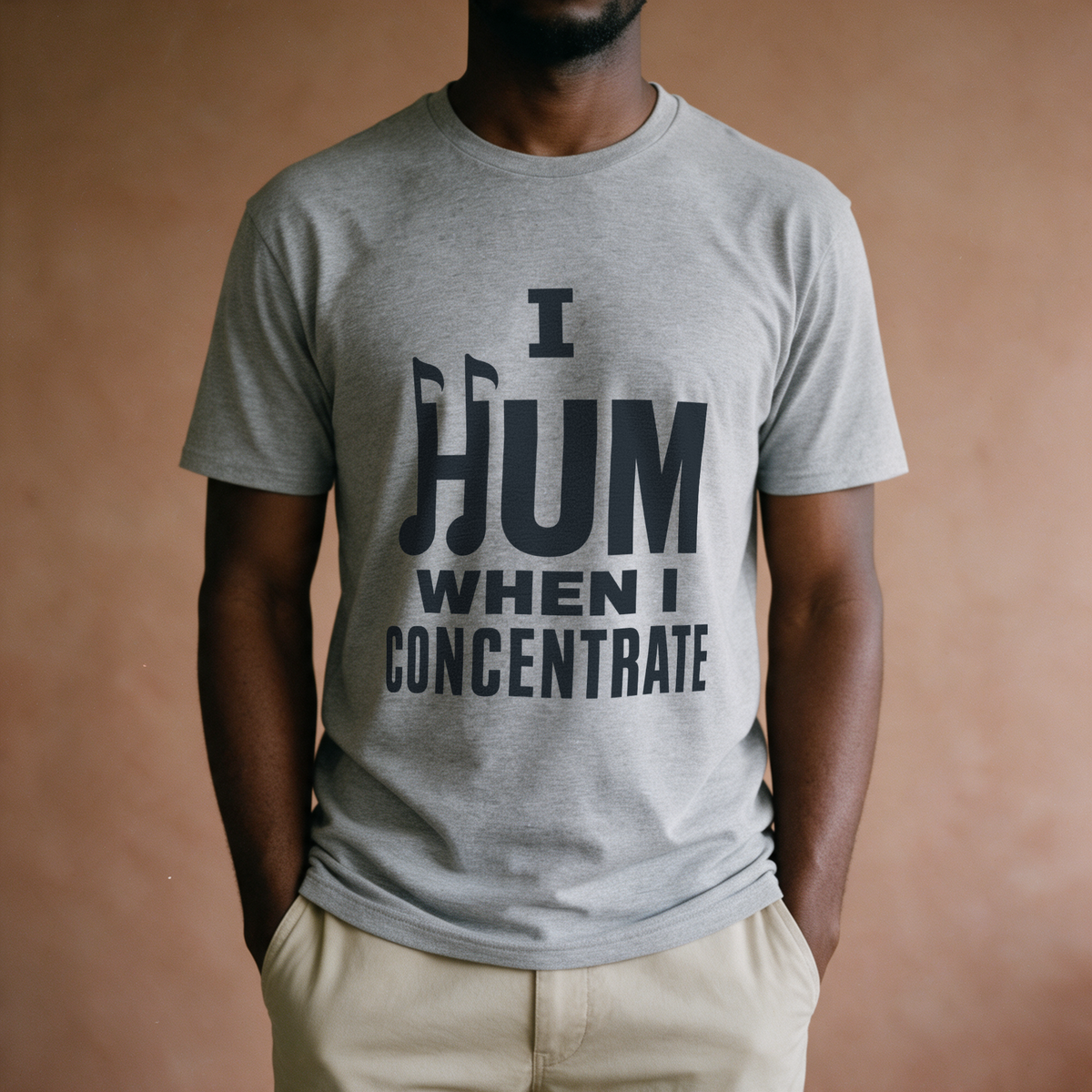 I Hum When I Concentrate Tee - Sport Grey draagfoto