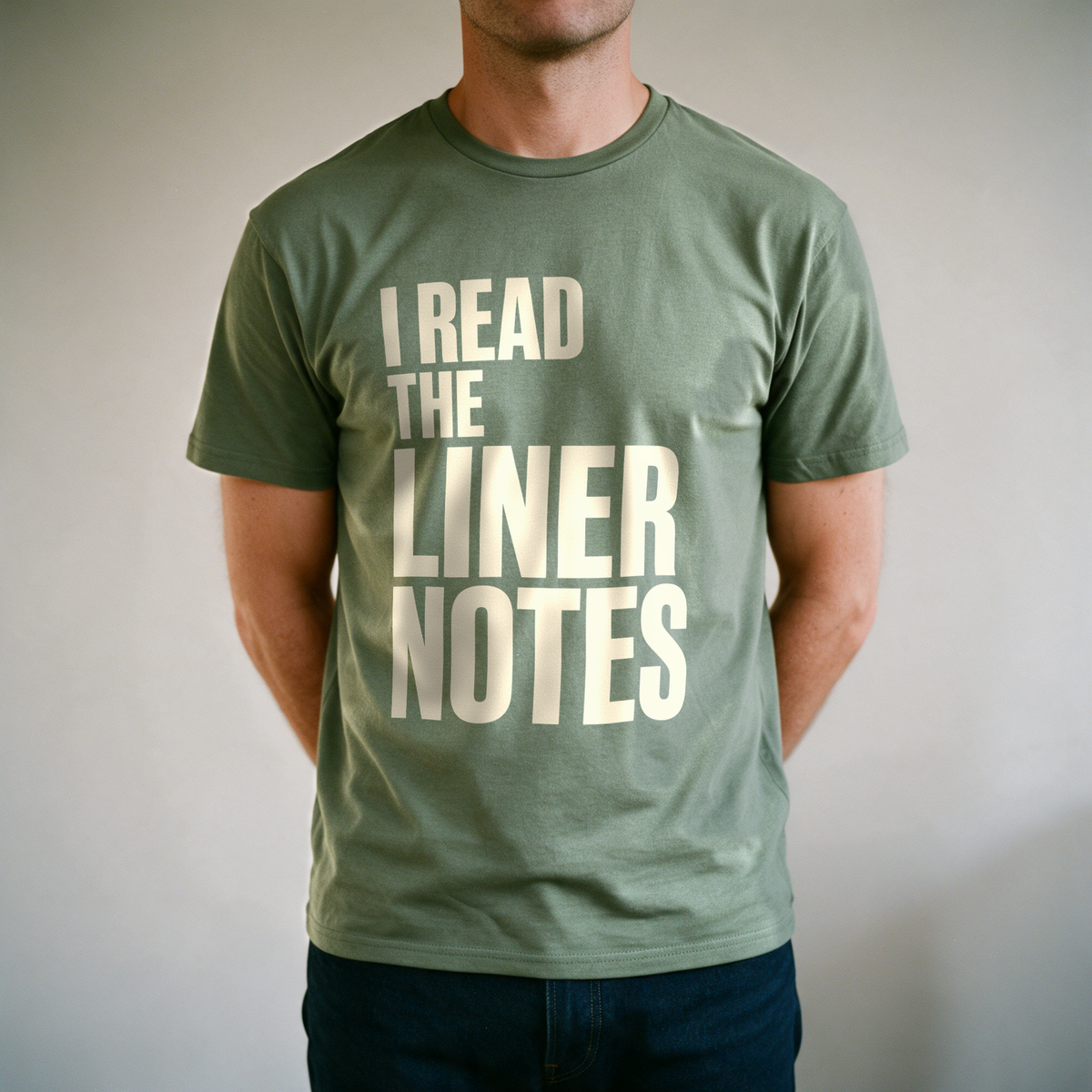 I Read the Liner Notes Tee - Military Green draagfoto