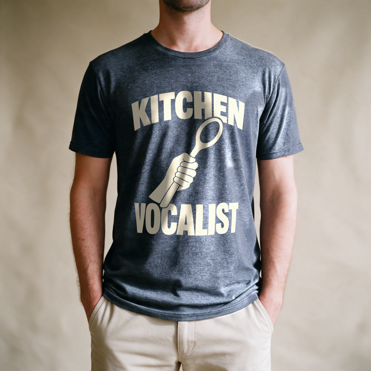 Kitchen Vocalist Tee - Dark Heather Grey draagfoto