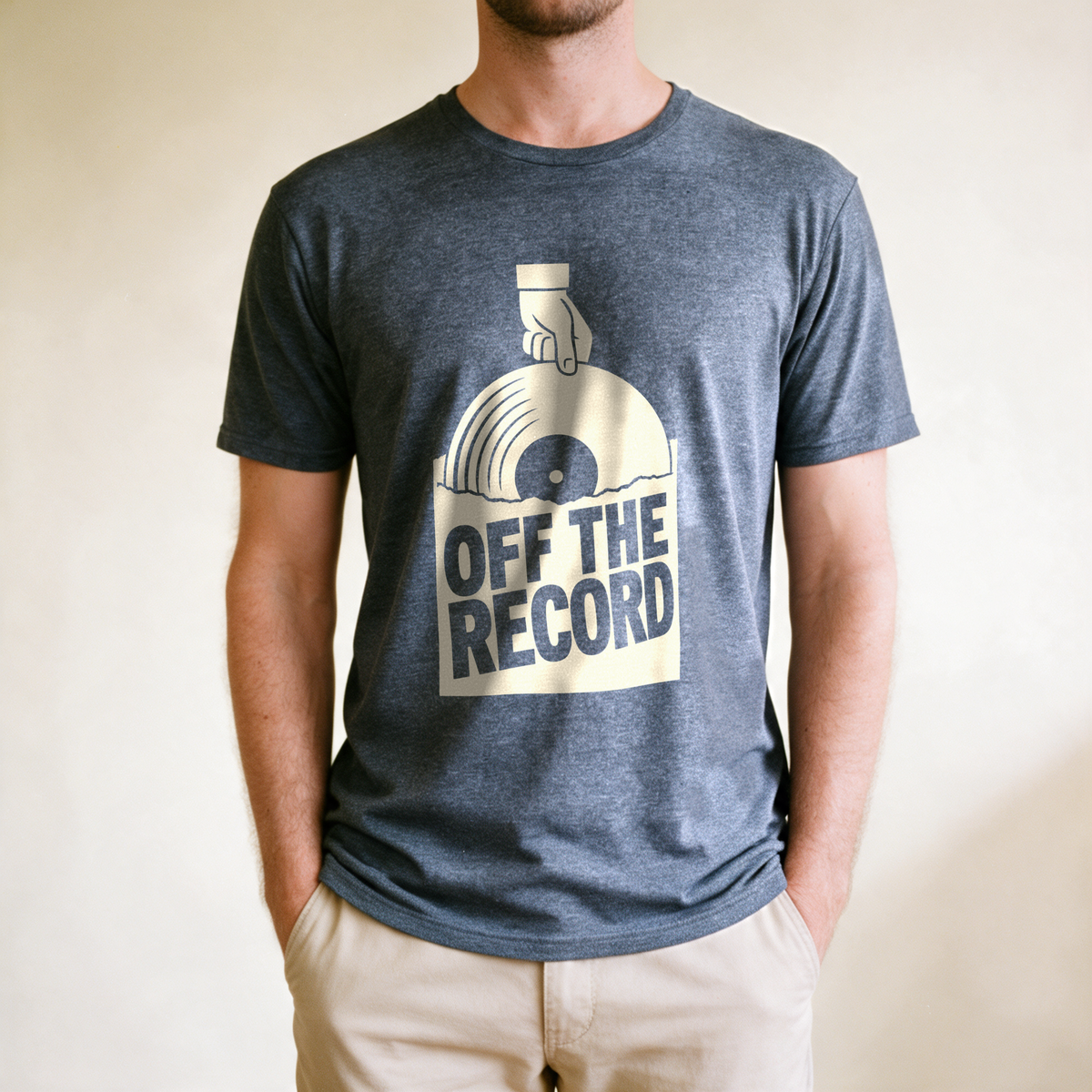 Off the Record Tee - Dark Heather Grey draagfoto