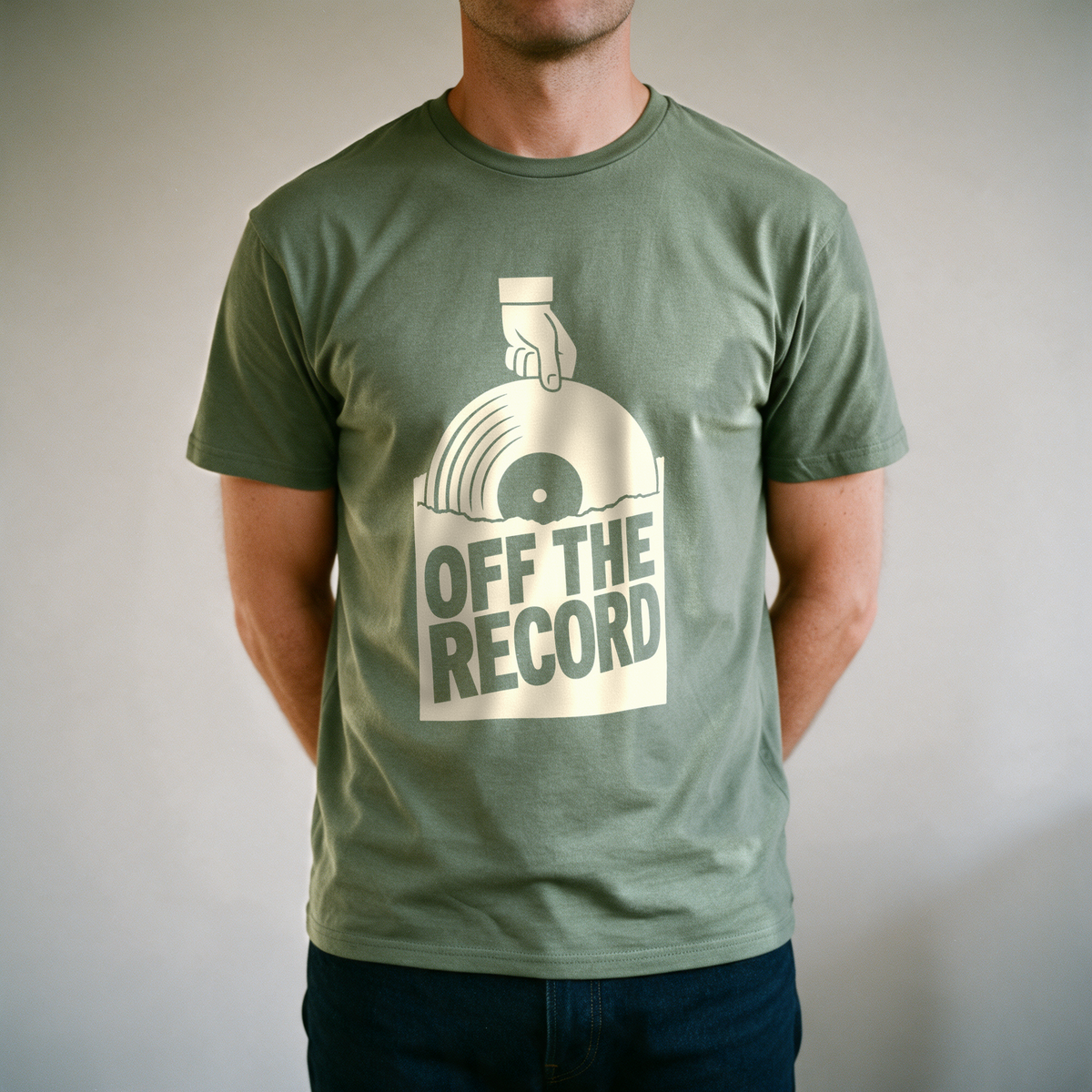 Off the Record Tee - Military Green draagfoto