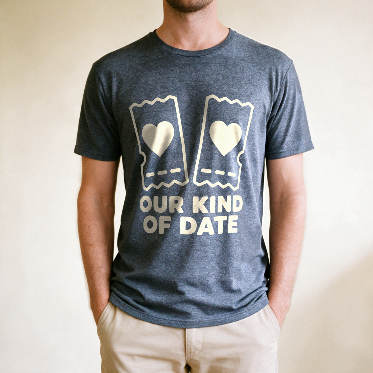 Our Kind of Date Tee - Dark Heather Grey draagfoto