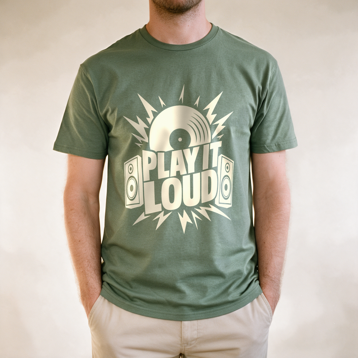 Play It Loud Tee - Military Green draagfoto