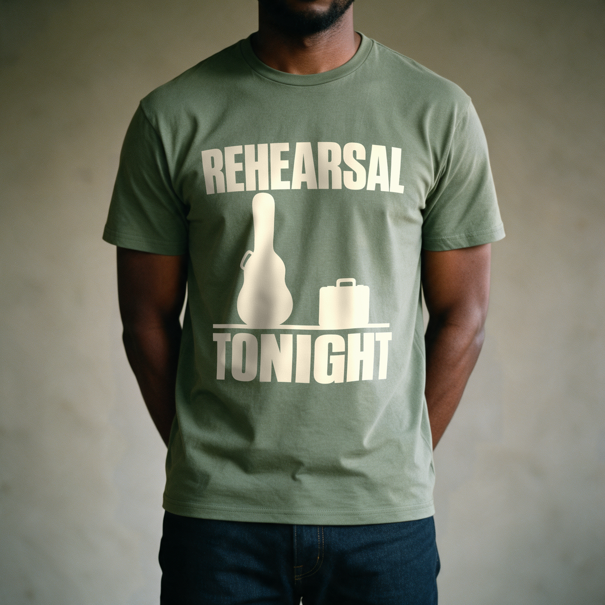 Rehearsal Tonight Tee - Military Green draagfoto