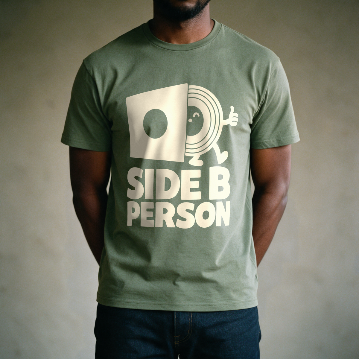 Side B Person Tee - Military Green draagfoto