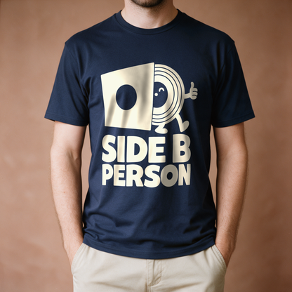Side B Person Tee - Navy draagfoto