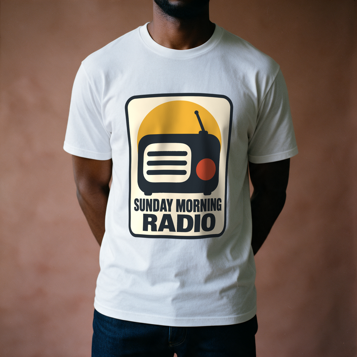 Sunday Morning Radio Tee - White draagfoto