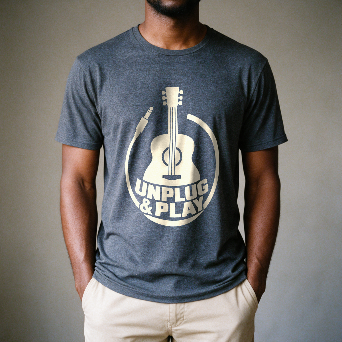 Unplug & Play Tee - Dark Heather Grey draagfoto