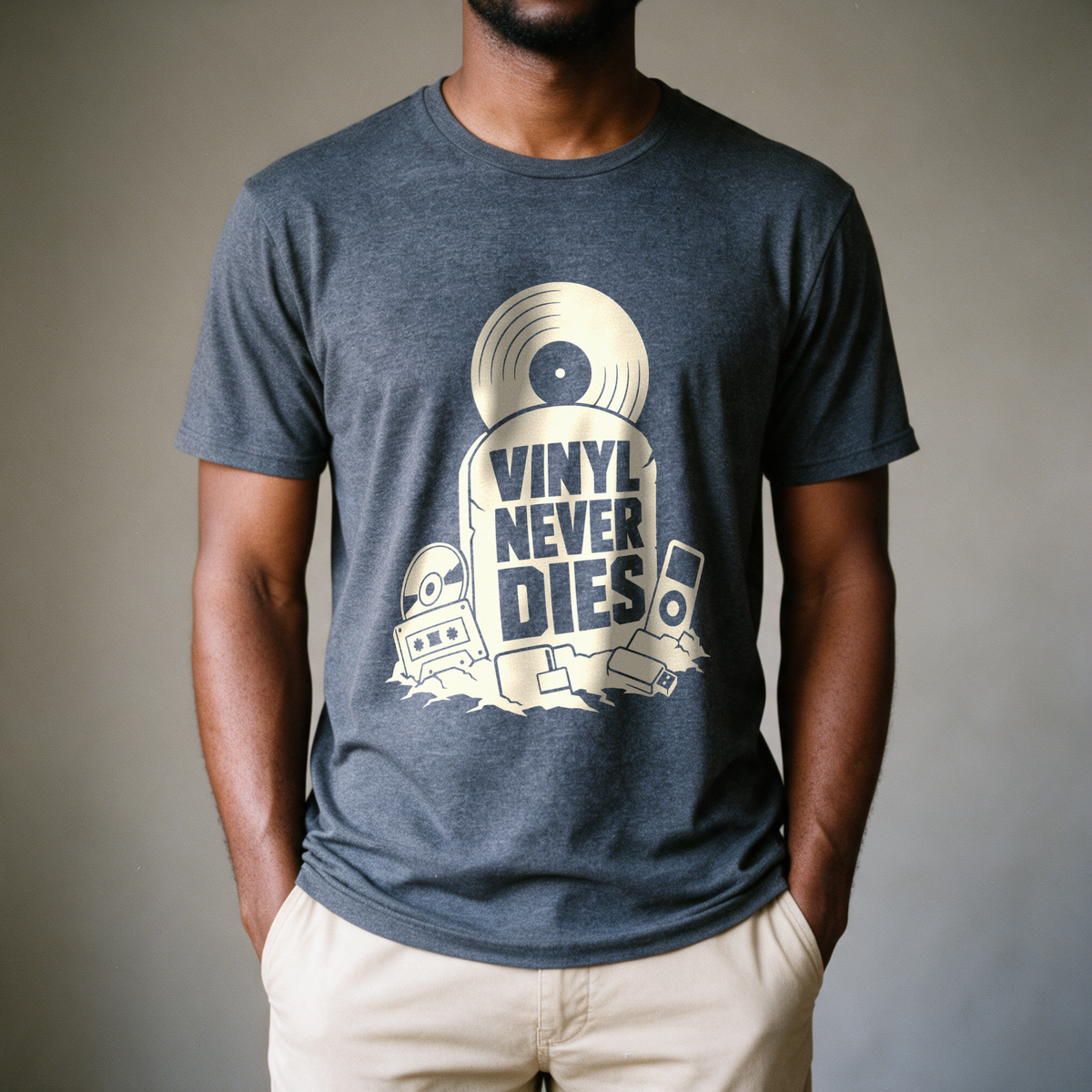 Vinyl Never Dies Tee - Dark Heather Grey draagfoto
